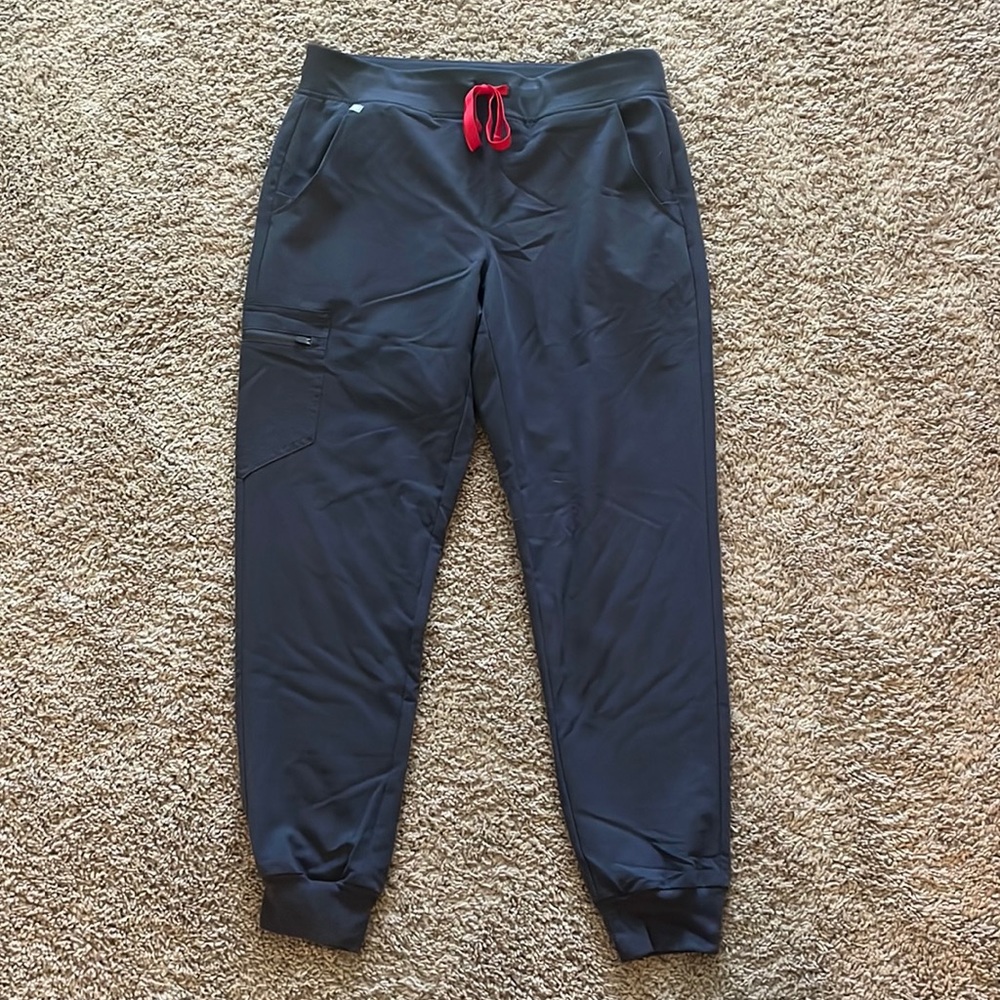 FIGS Zamora joggers in charcoal size medium